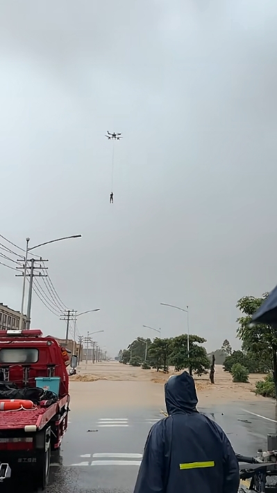 暴雨洪水中無人機吊掛受困者